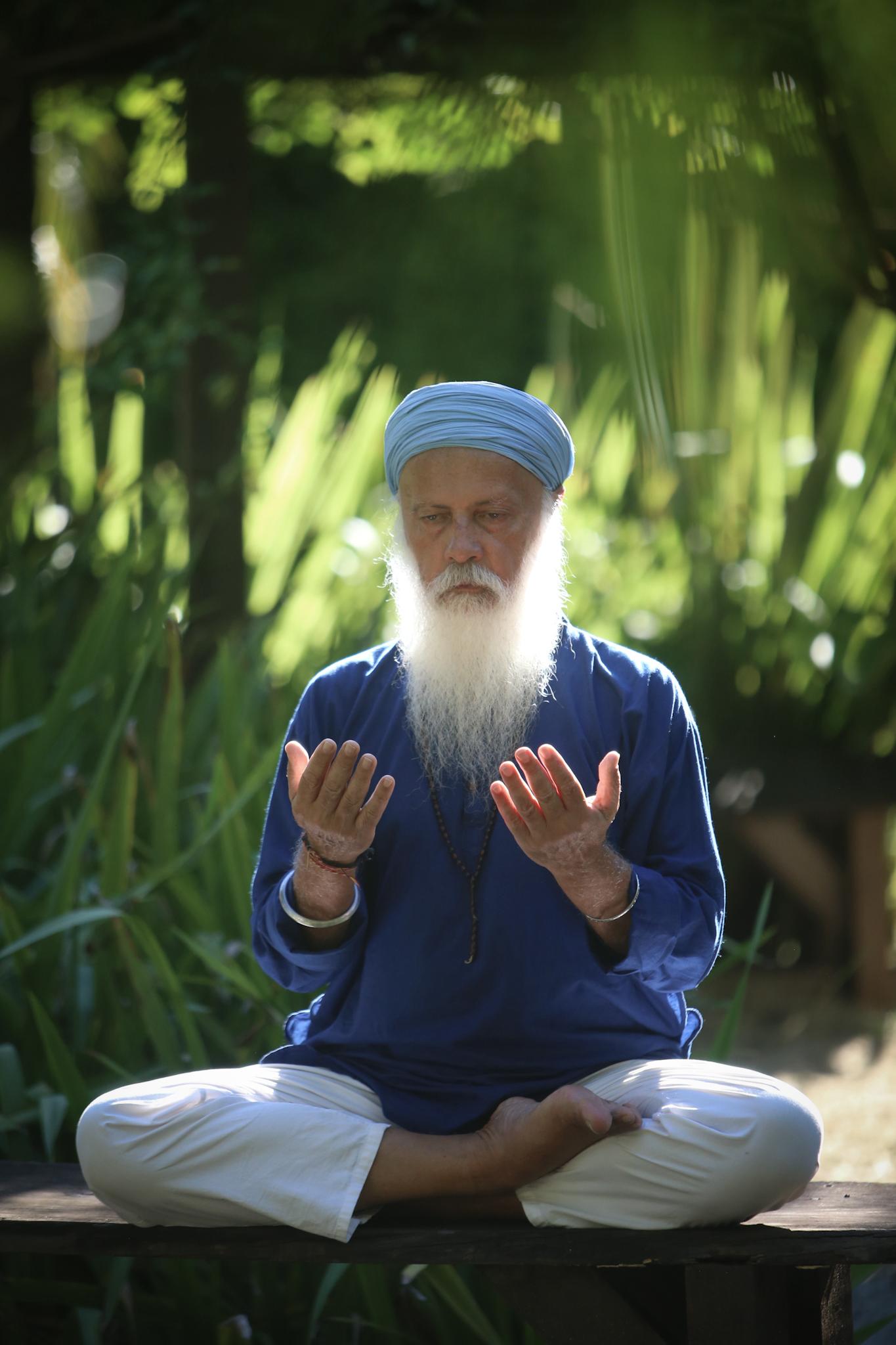 Akal Muret Singh em postura de meditação